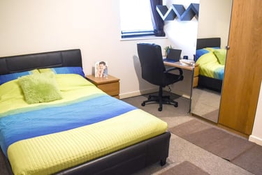 1 bed flat, North Road West, Stonehouse, Plymouth, PL15DJ - Image 2